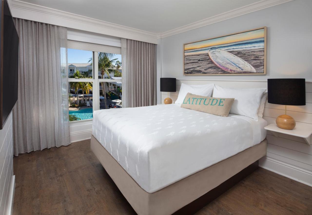 Kamer met Kingsize Bed en Uitzicht op het Zwembad